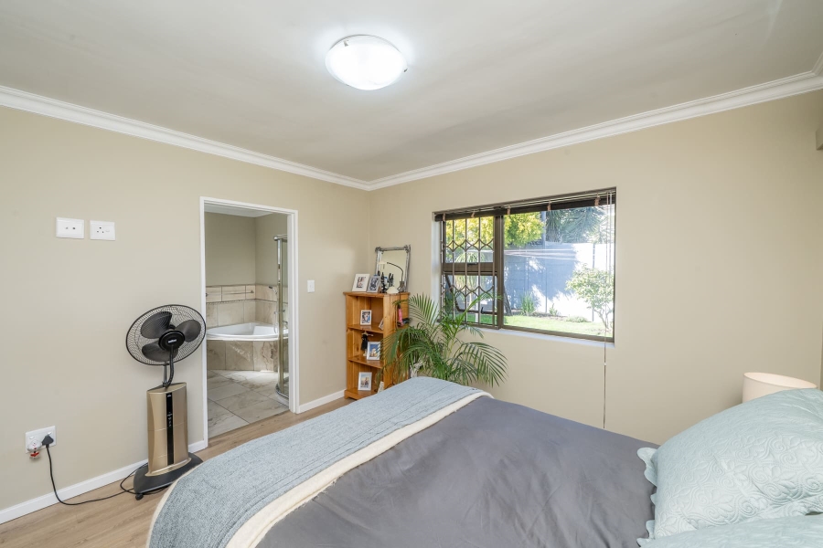 5 Bedroom Property for Sale in De Oude Spruit Western Cape